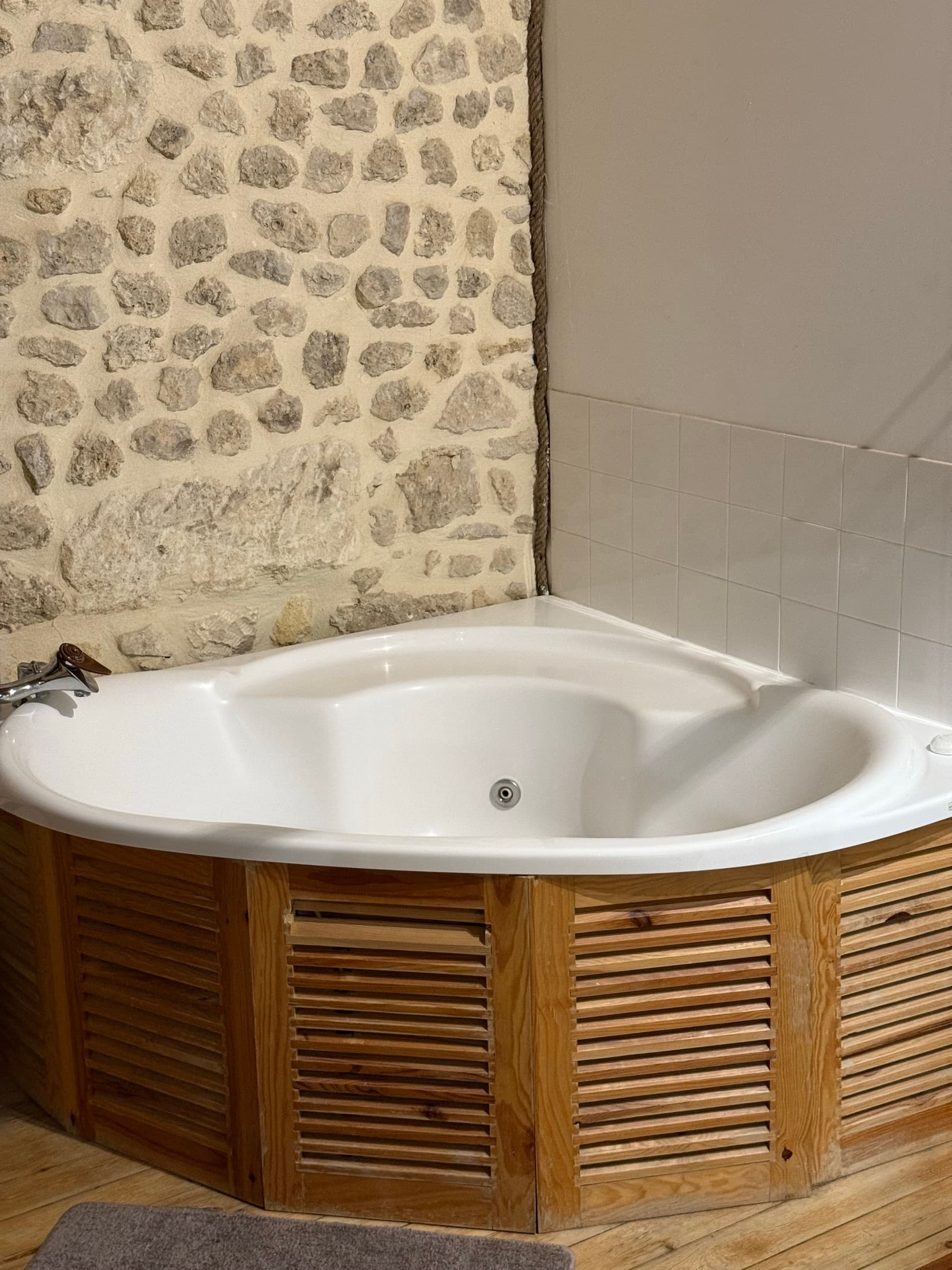 Baignoire balnéo de la chambre Charles Hayes