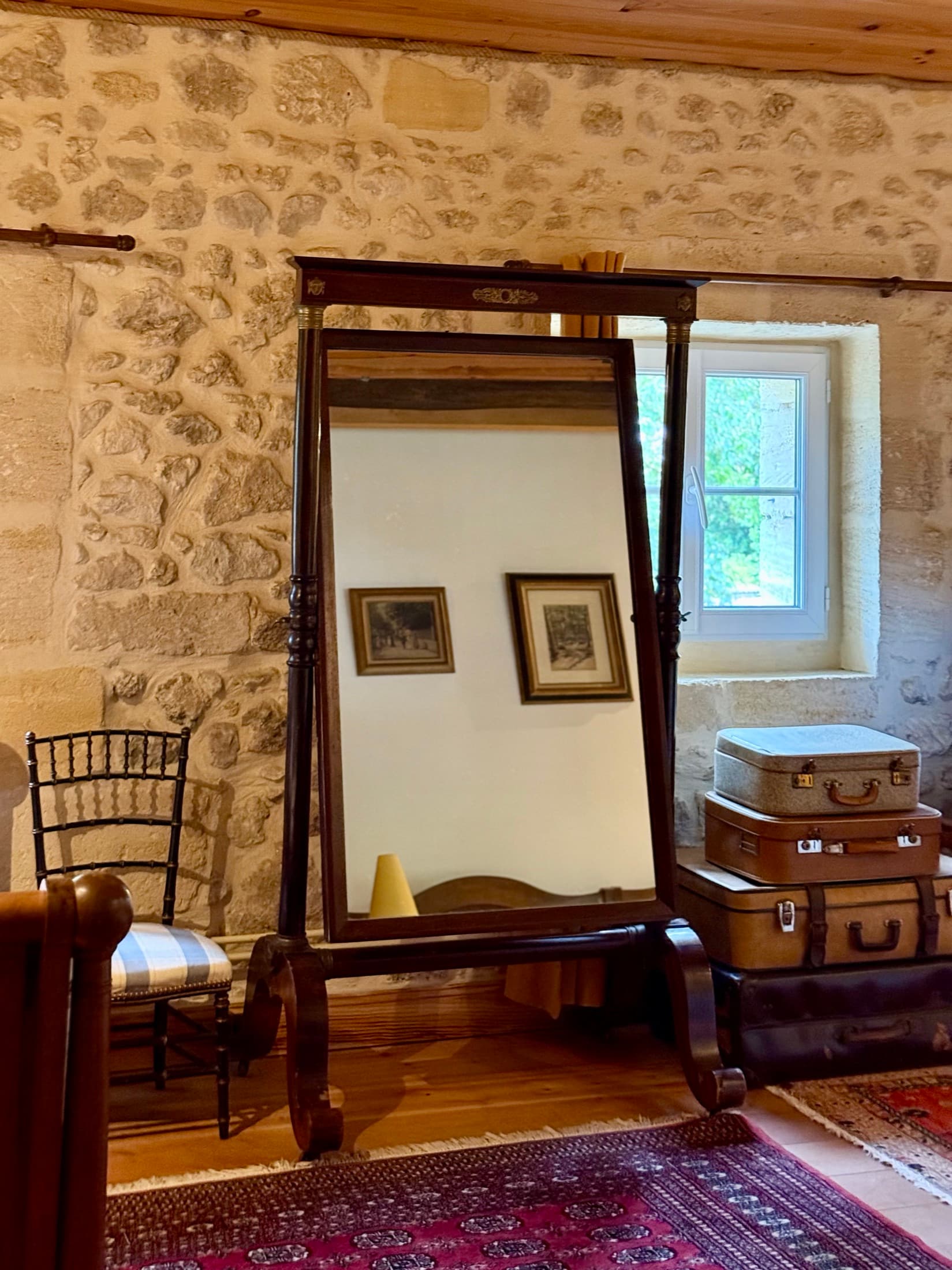 Miroir et mobilier de la chambre Charles Hayes