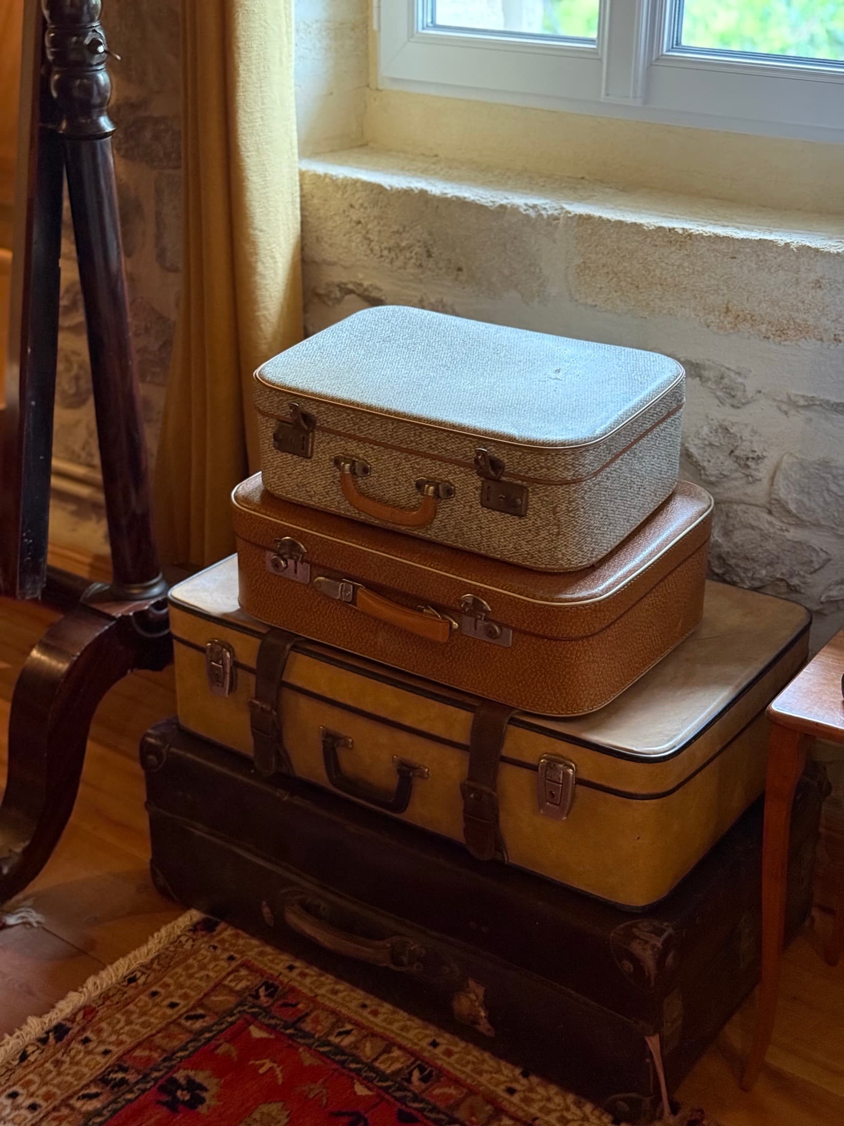 Détail de bagages anciens dans la chambre Charles Hayes