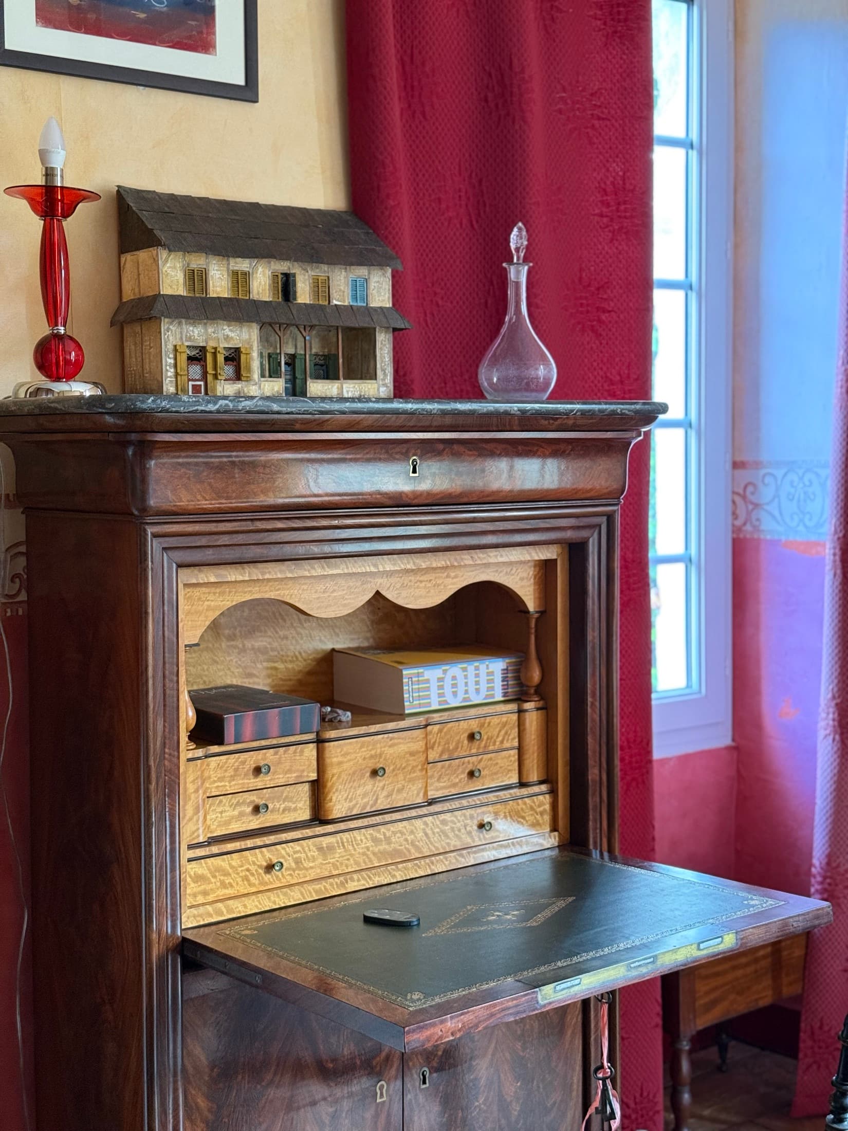 Bureau ancien et détails rétro de la chambre Mascaret