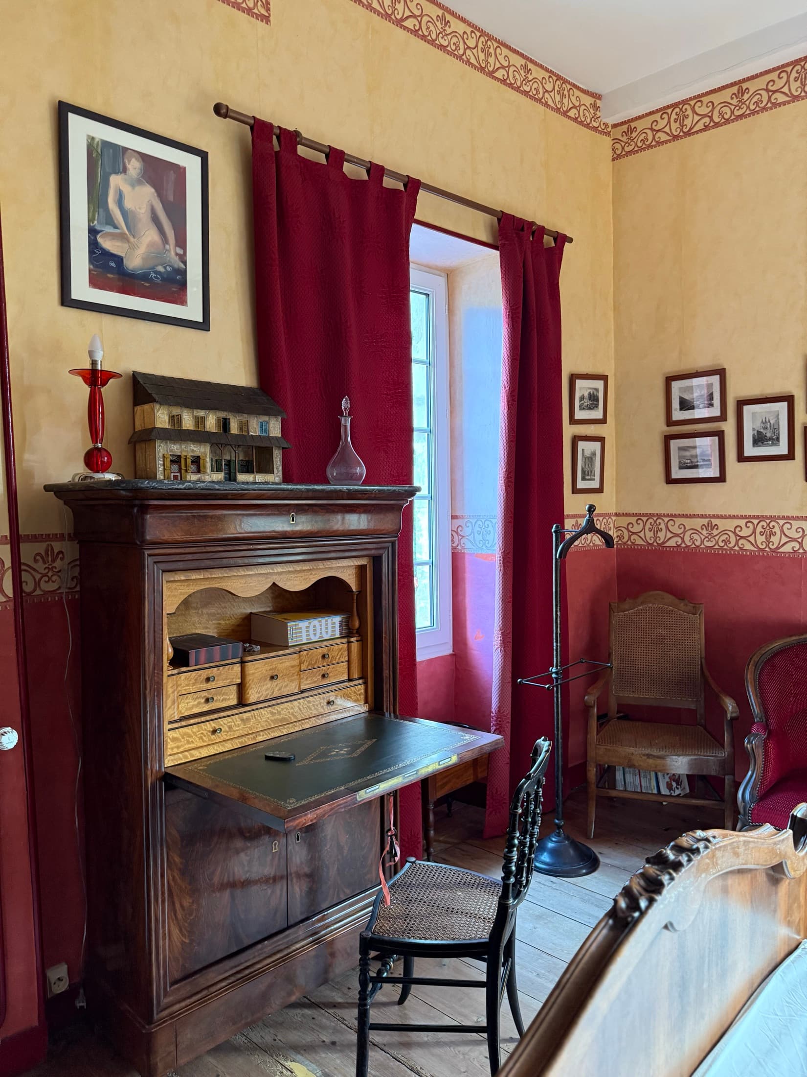 Salon rétro et lit de la chambre Mascaret