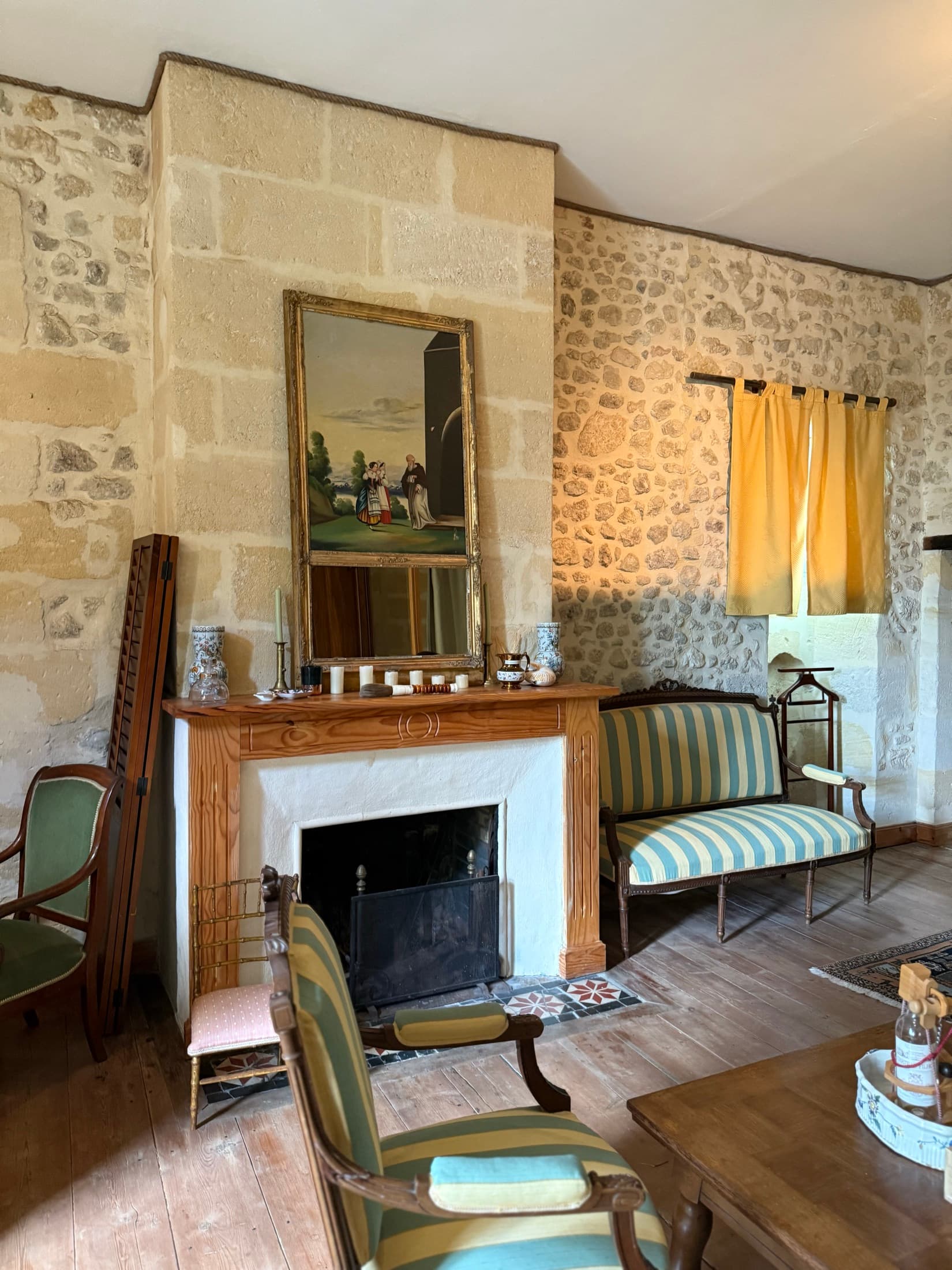 Sitting area and fireplace in the Aliénor room