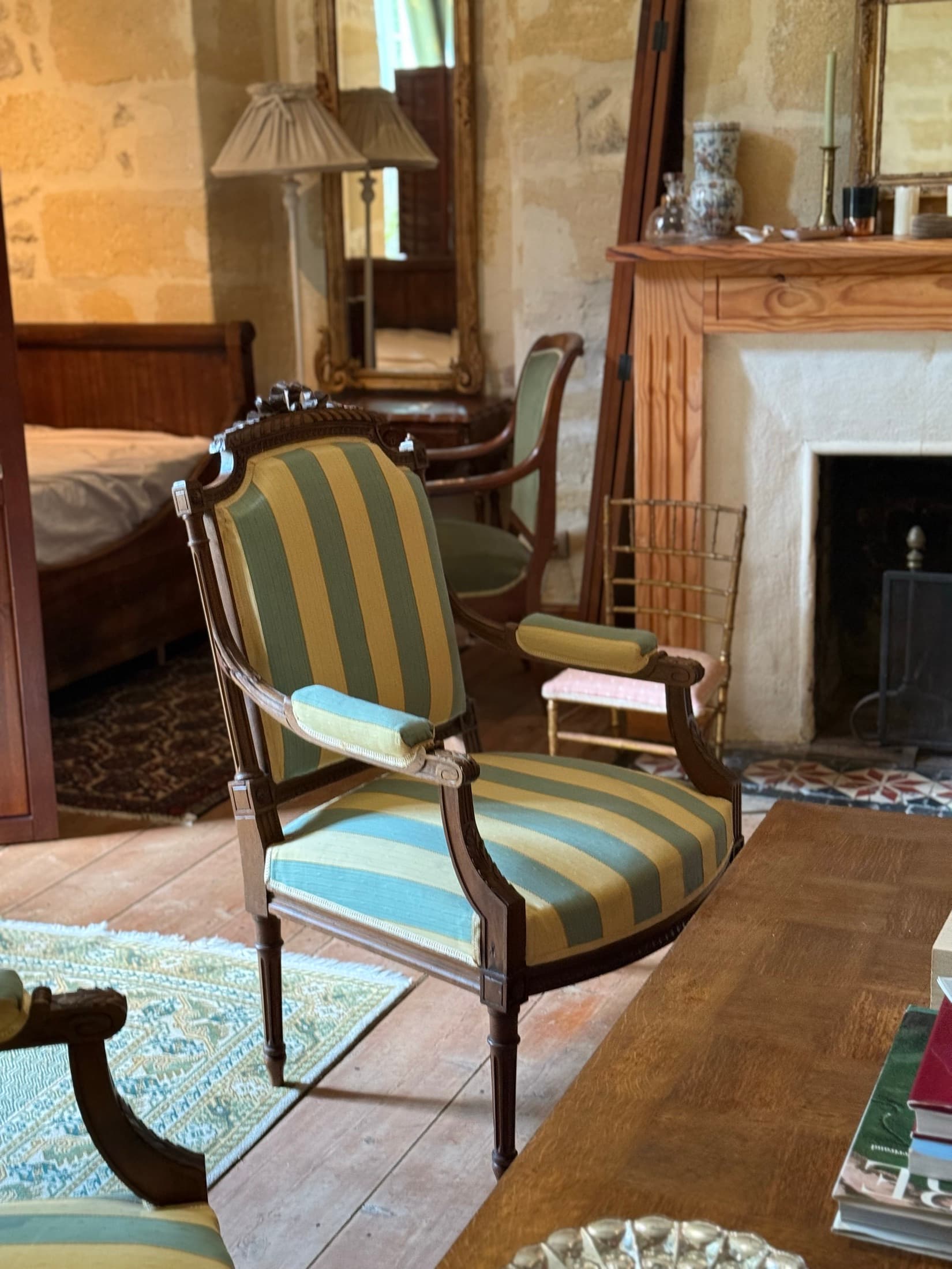 Armchairs and antique furniture in the Aliénor room