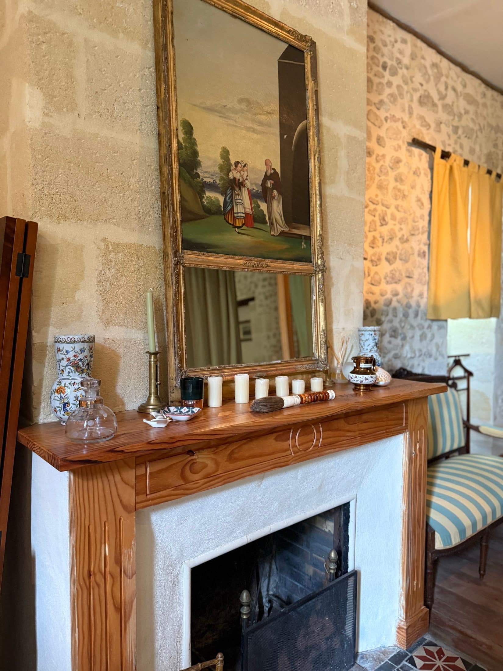 Fireplace detail in the Aliénor room