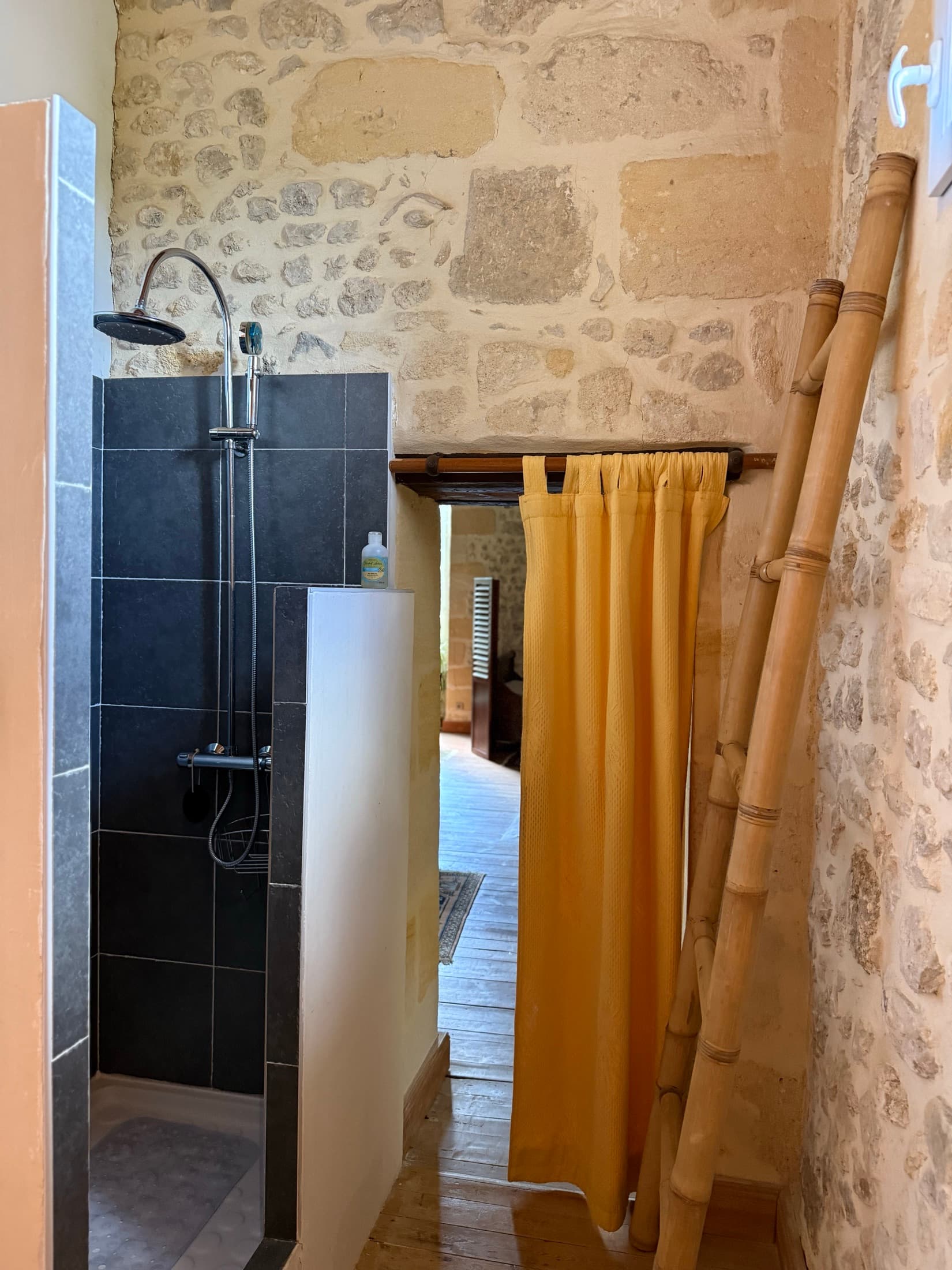 Bathroom of the Aliénor room
