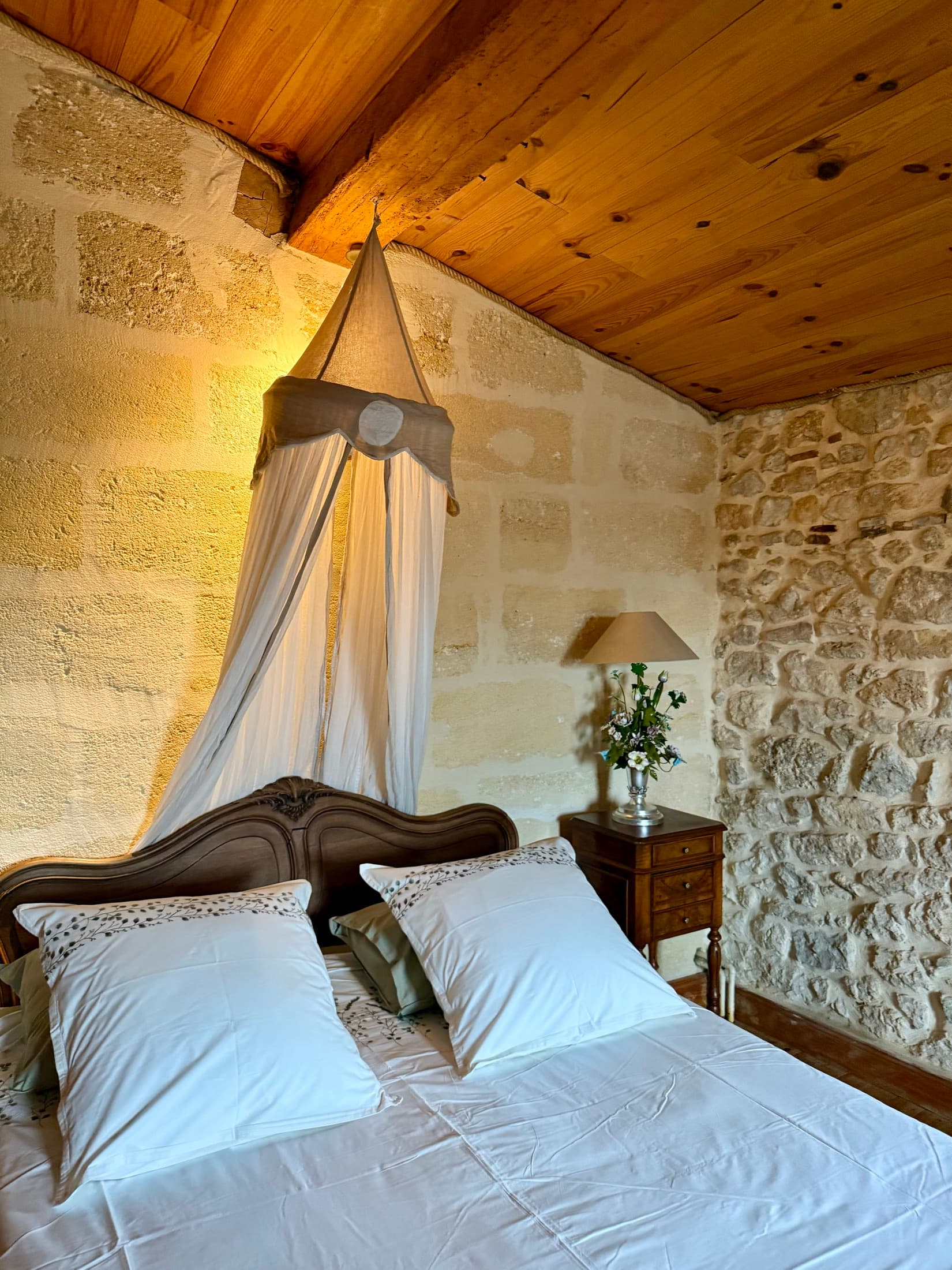 Détail du lit voilé de la chambre Artolie