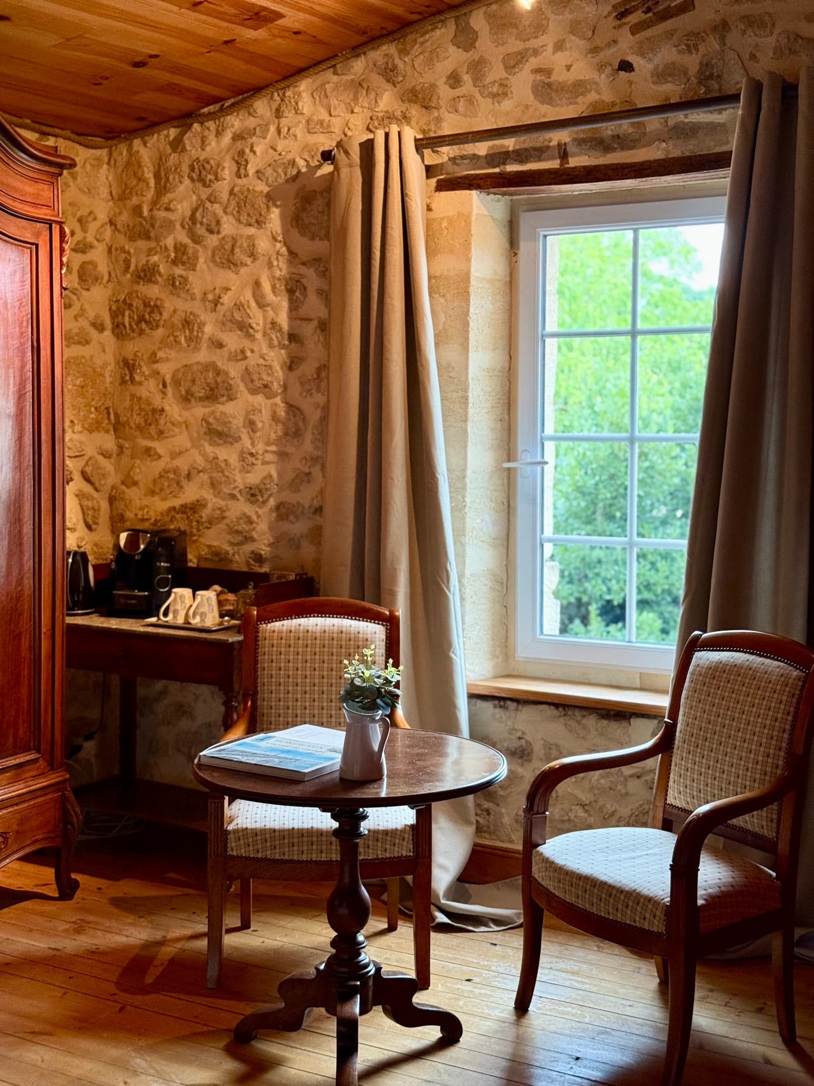 Salon et fenêtre de la chambre Artolie