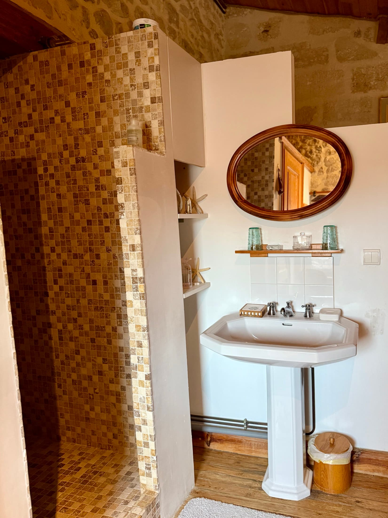 Lavabo et mur de pierre de la chambre Artolie